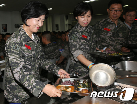 추미애 대표 '장병들과 식사'