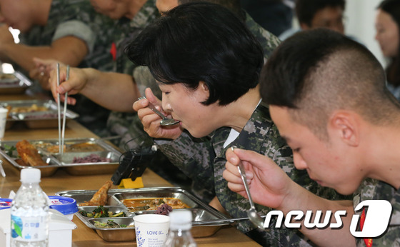 장병들과 식사하는 추미애 대표