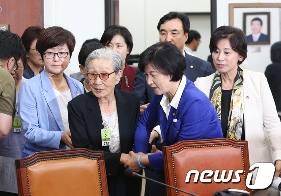 추미애 '김복동 할머니 여기 앉으세요'