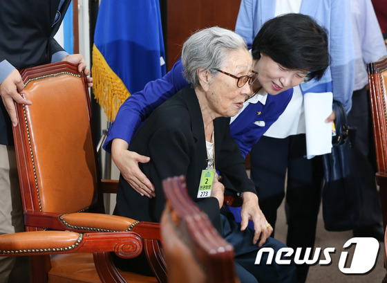 추미애 '김복동 할머니 여기 앉으세요'