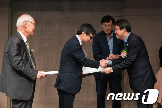 출판문화 대통령 표창 수여하는 도종환 장관