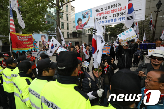 박근혜 구속 연장에 법원 앞 혼란