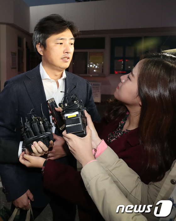 취재진 질문 듣는 고영태