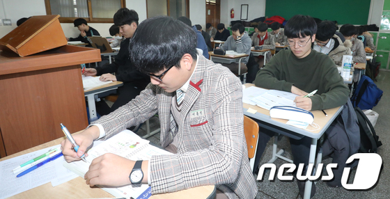 수능시험 일주일 연기...\'열공중\'