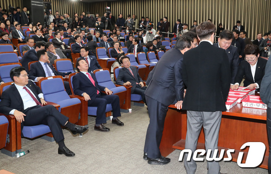 재검표 하는 자유한국당 선관위