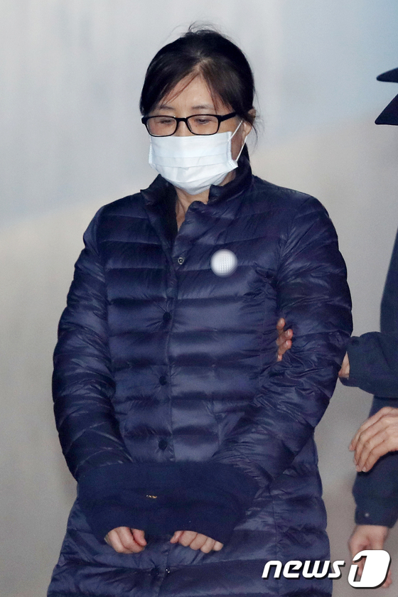 고개 숙인 최순실