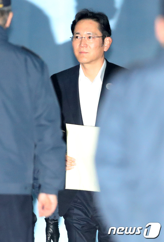 법원 나서는 이재용 부회장