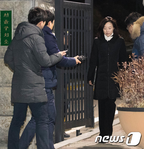 구속영장 기각...구치소 나서는 조윤선