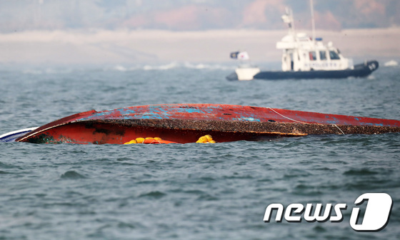 급유선과 충돌해 전복된 영흥도 낚싯배