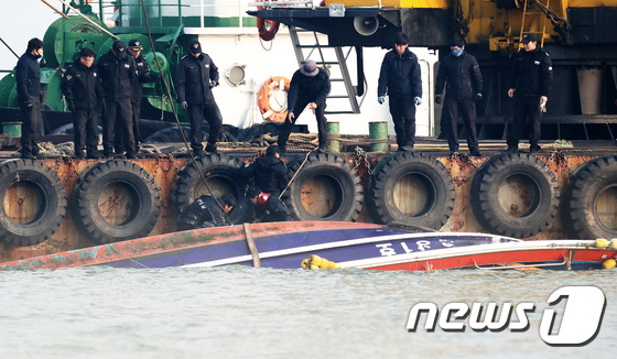 영흥도 전복 낚싯배 인양 작업