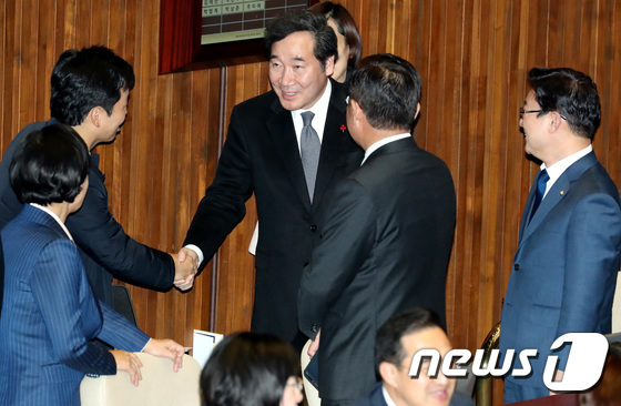 더불어민주당 의원들과 인사 나누는 이낙연 총리