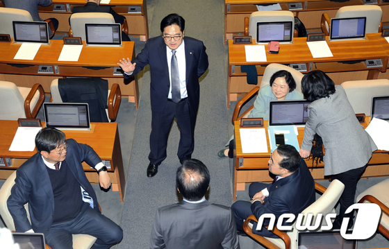 본회의 \'정회\', 논의하는 더불어민주당