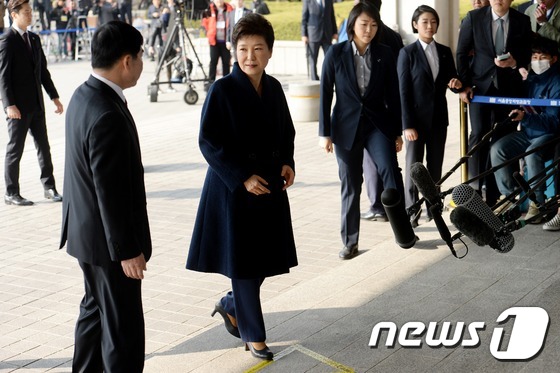 박근혜, 검찰 포토라인 밟는 순간