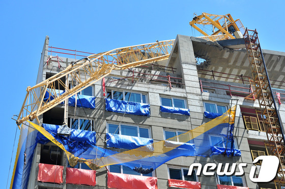 공사 현장 덮친 타워 크레인