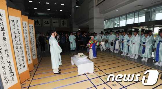 신주미 받는 제관들