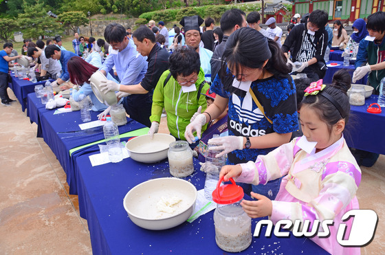 강릉단오제의 시작...신주 빚기 행사