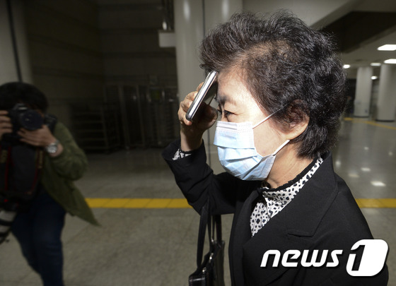 얼굴 가리는 이임순 교수