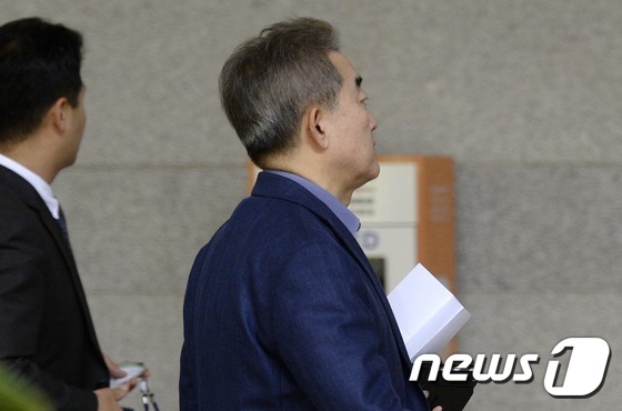 검찰 찾은 유진룡 전 장관