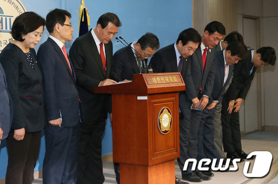 고개 숙인 바른정당 탈당 의원들