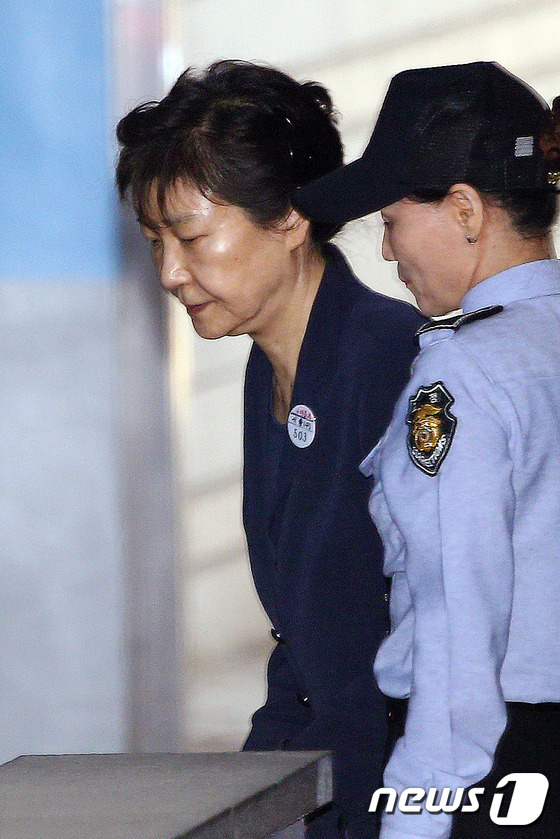 박근혜 \'법정 가는길\'
