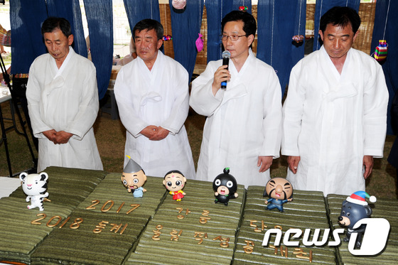 인사말하는 최명희 강를시장