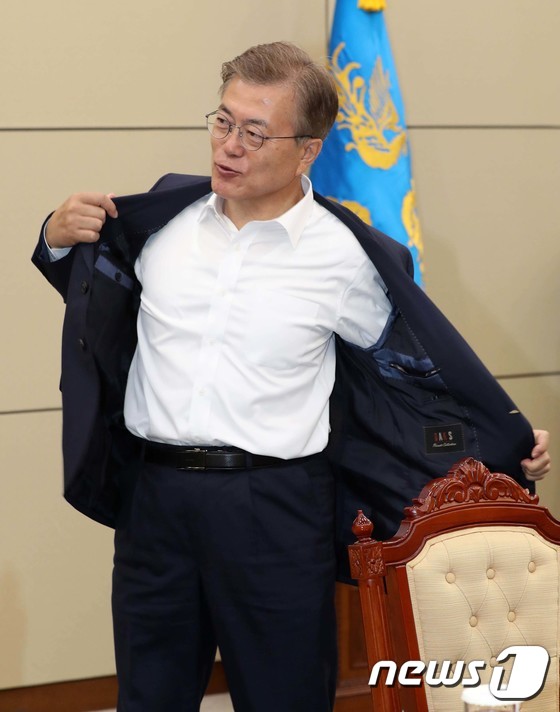 겉옷 벗는 문재인 대통령