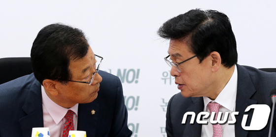 대화나누는 자유한국당 지도부