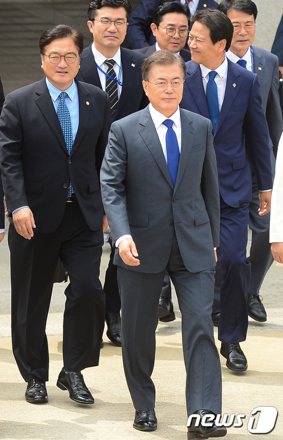 전용기 향하는 문재인 대통령