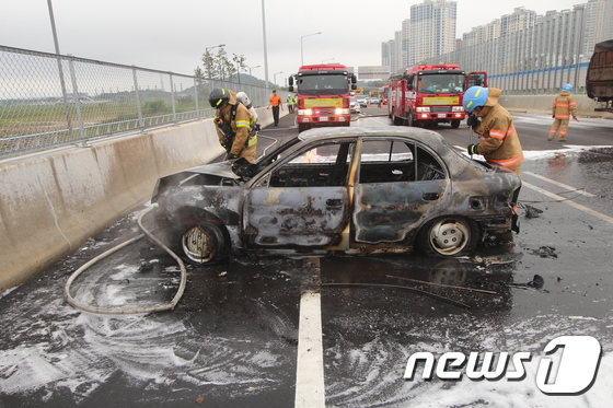 차량 화재 진입하는 소방대원들 