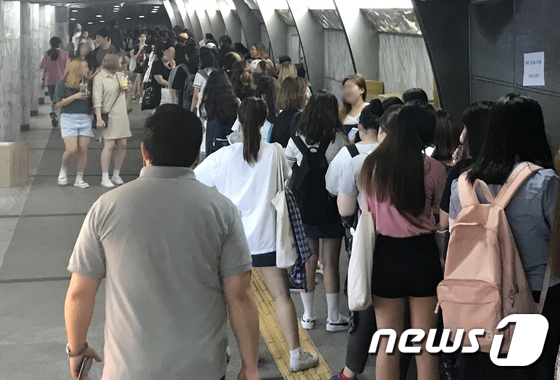 엑소 4집 앨범 사기 위해 길게 늘어선 줄