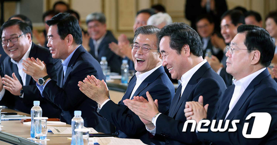 박수치는 문재인 대통령