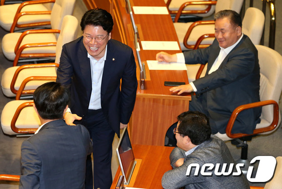 여당 의원들과 인사 나누는 장제원 의원