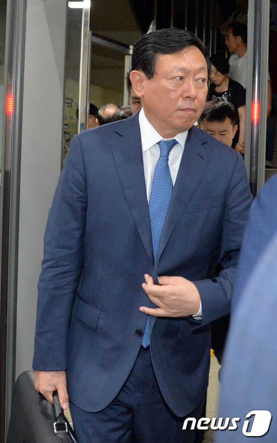 재판 마친 신동빈 회장