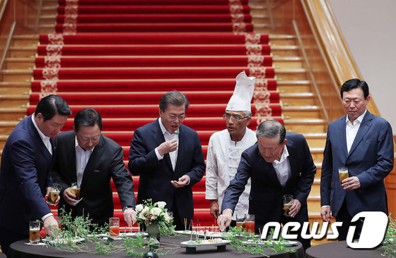 문재인 대통령 \'음식 맛이 좋아요\'