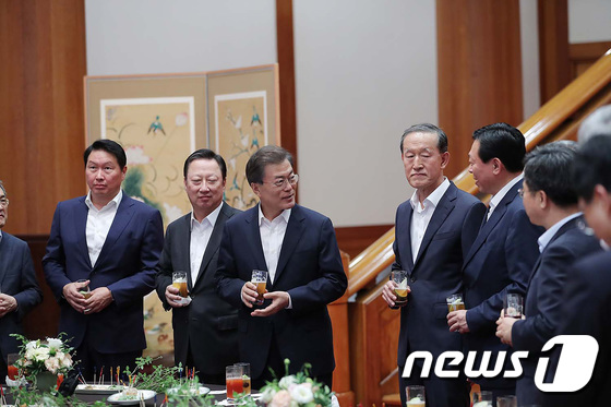 기업인들 이야기 듣는 문재인 대통령 