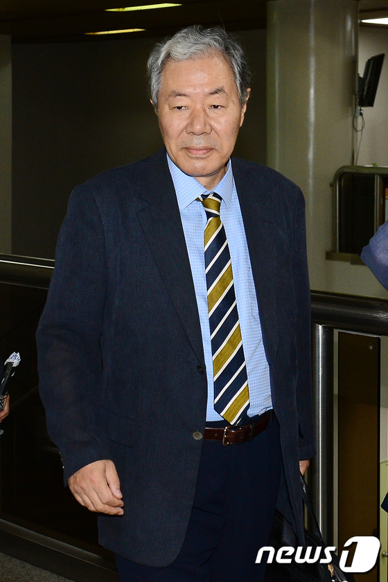 법정 들어서는 이경재 변호사 
