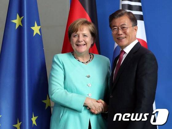메르켈 총리와 악수하는 문재인 대통령