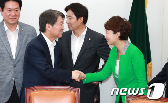 악수 나누는 안철수-이언주 \'어제는 동지? 오늘은 적?\'