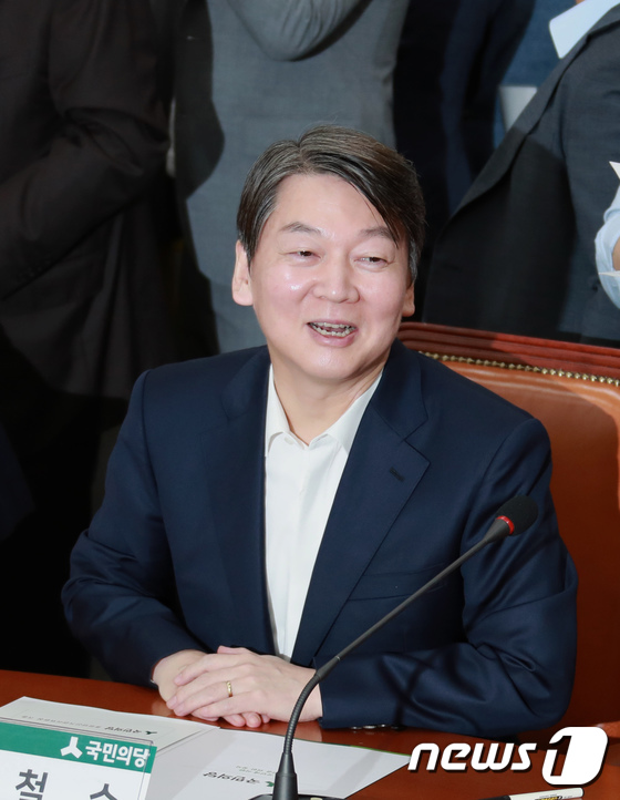 환하게 웃는 안철수 후보