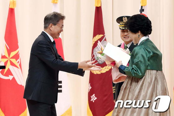 이순진 합참의장에게 기념 항공권을 선물하는 문재인 대통령