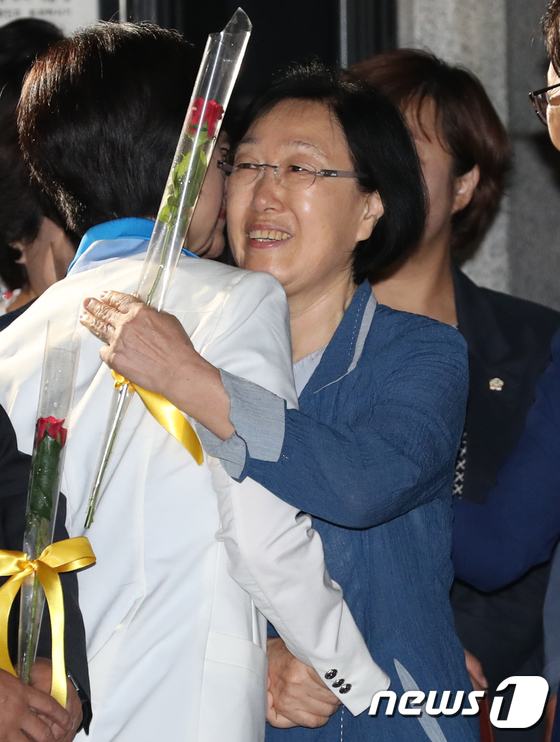 2년 수감 생활 마친 한명숙 전 총리
