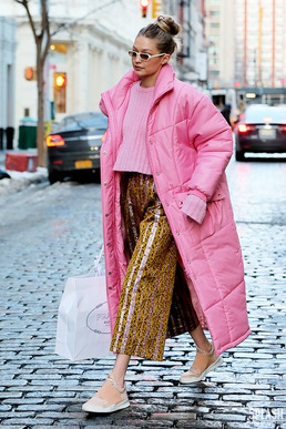 지지 하디드, 파격 롱패딩 패션...'투머치 핑크?'