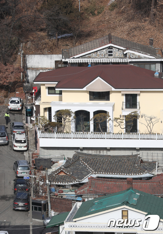 법원, \'국정원 뇌물\' 박근혜 전 대통령 재산 동결
