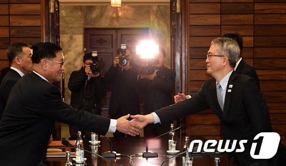 \'평창 동계올림픽 북한 예술단 파견 논의합시다\'
