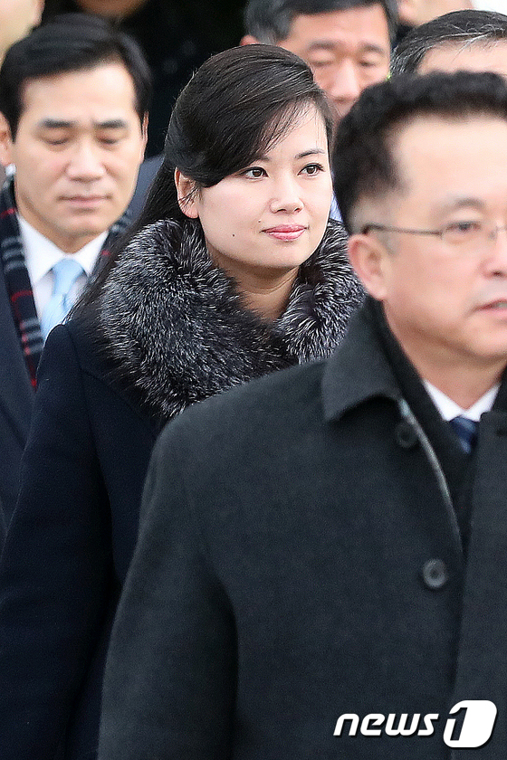 현송월 단장 \'흐트러짐 없는 모습\'
