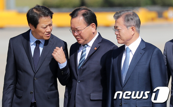 임종석 비서실장·김부겸 장관과 대화하는 문재인 대통령