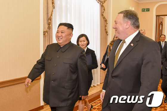 폼페이오 장관과 김정은 위원장 \'미소\'
