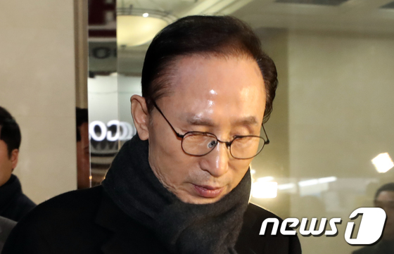 이명박 전 대통령 \'굳은 표정\' 