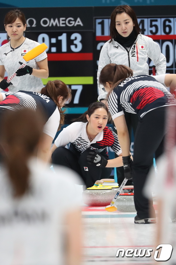 스톤 방향 살펴보는 김경애