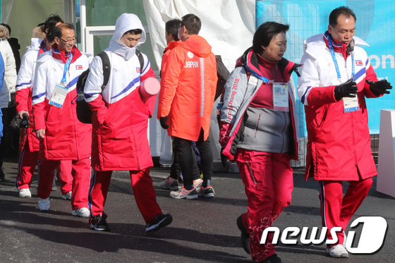 훈련 나서는 북한 쇼트트랙 대표팀